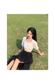 Chân váy xoè xếp ly dưới chất thô