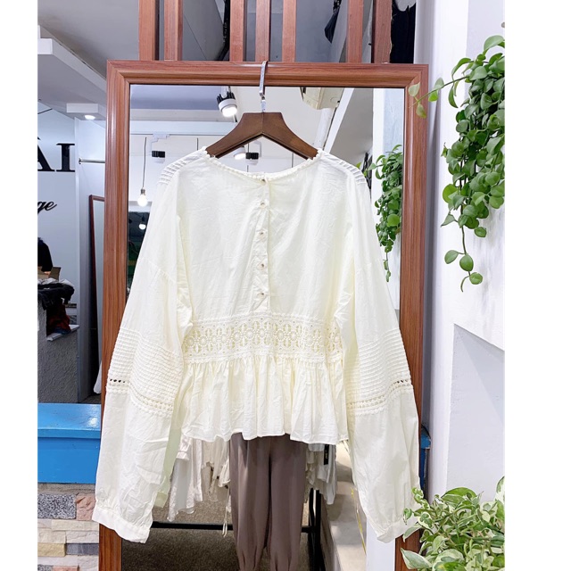 Sơ mi trắng tay phồng phối ren