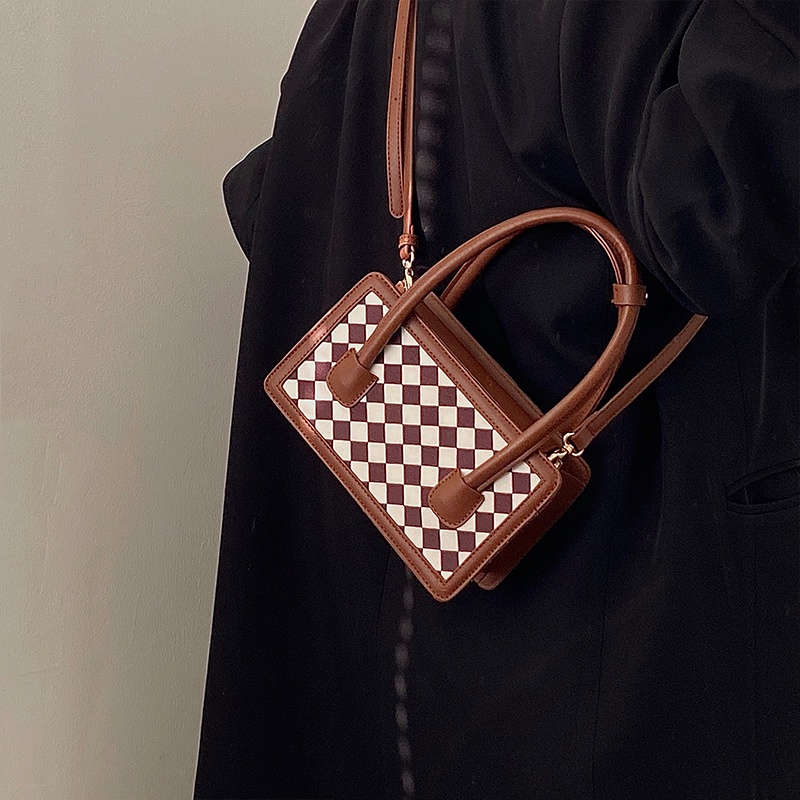 Túi Xách Hình Thoi Dễ Phối Đồ Thời Trang Cho Nữ