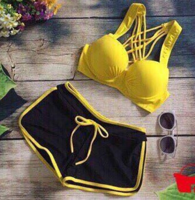 Bikini vàng mút dày chọn kiểu áo thứ tự từ trên xuống | BigBuy360 - bigbuy360.vn