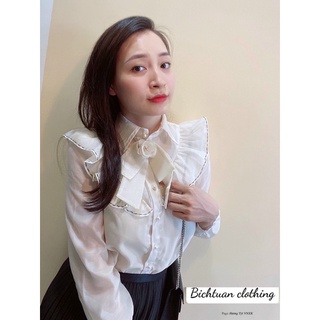 Sơ mi tơ be cổ bèo cài hoa cúc ngọc