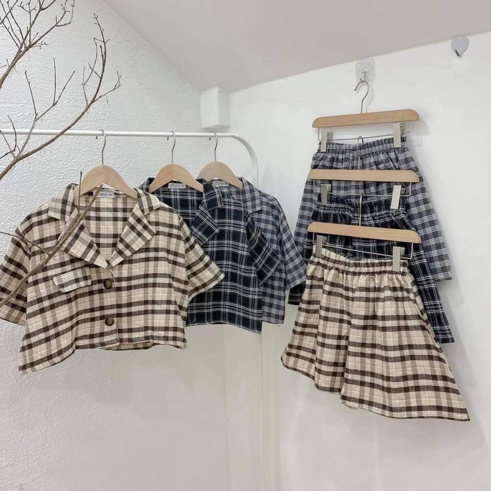 Set bộ nữ gồm quần short ống rộng và áo croptop cổ bẻ vest chất thô mềm guzfashion