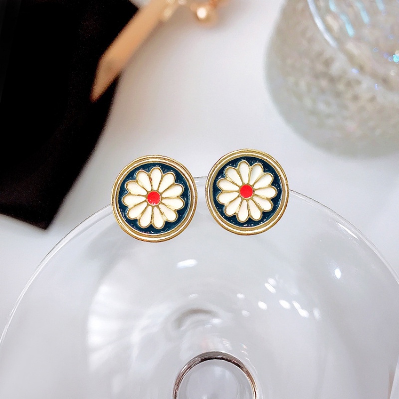 Khuyên Tai Kim Loại Hình Vuông Họa Tiết Hoa Cúc Xinh Xắn Phong Cách Hàn Quốc