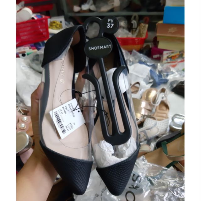Giày của khách
