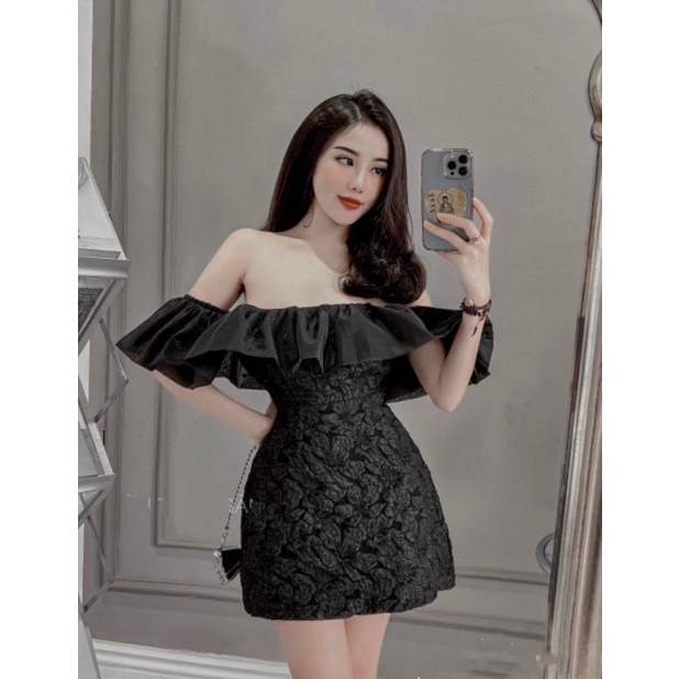 Váy thiết kế Thu Hương, váy trắng trễ vai xốp hàn vân hoa ly bèo tơ trễ vai.