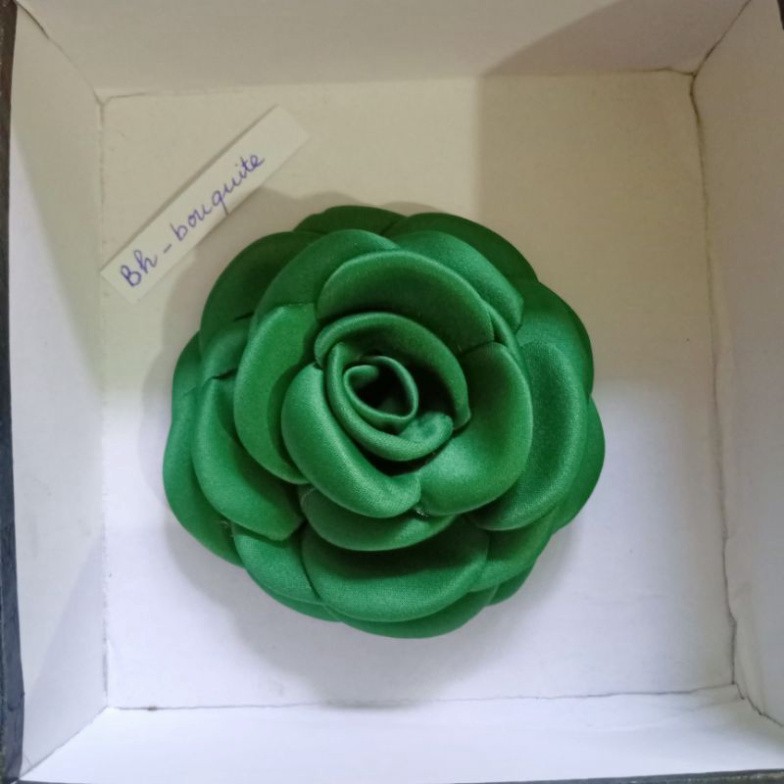 Tag cài áo hoa bằng vải lụa có ghim cài ở sau Bh