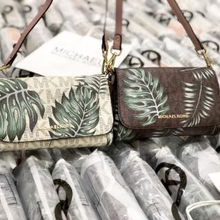 Michael kors dạng nắp lá