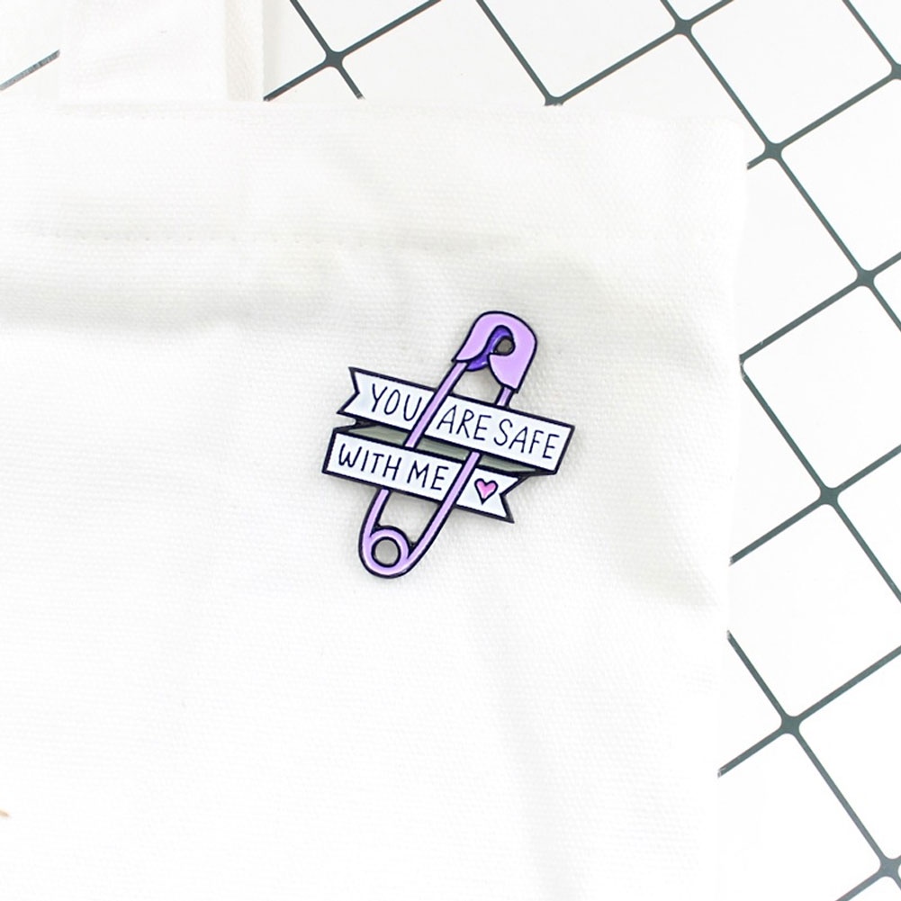 Ghim cài áo kim loại chữ You are an toàn thời trang cho nữ