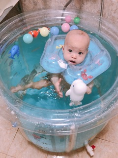 Bể bơi thành cao cho bé
