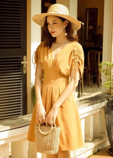 Đầm vàng cổ V tay rút, váy xếp li du lịch dạo phố (kèm hình thật)