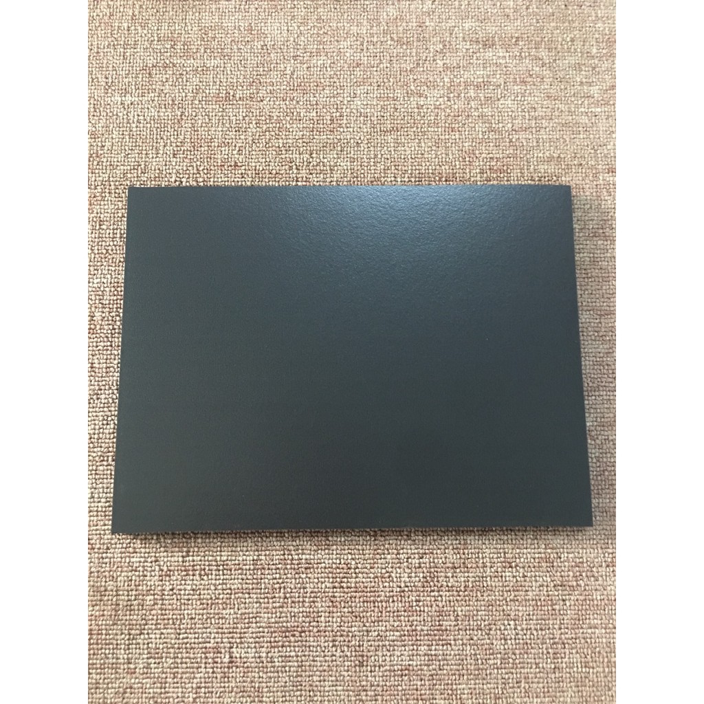 Thảm đen ép kính.