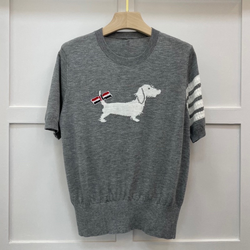 Áo len mỏng tay ngắn dáng rộng in hình con chó thương hiệu Thom Browne cao cấp