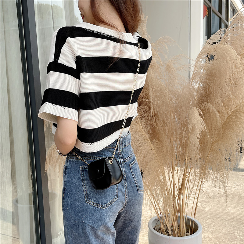 Áo Croptop Ngắn Tay Cổ Chữ V Họa Tiết Sọc Ngang Đáng Yêu Dành Cho Nữ