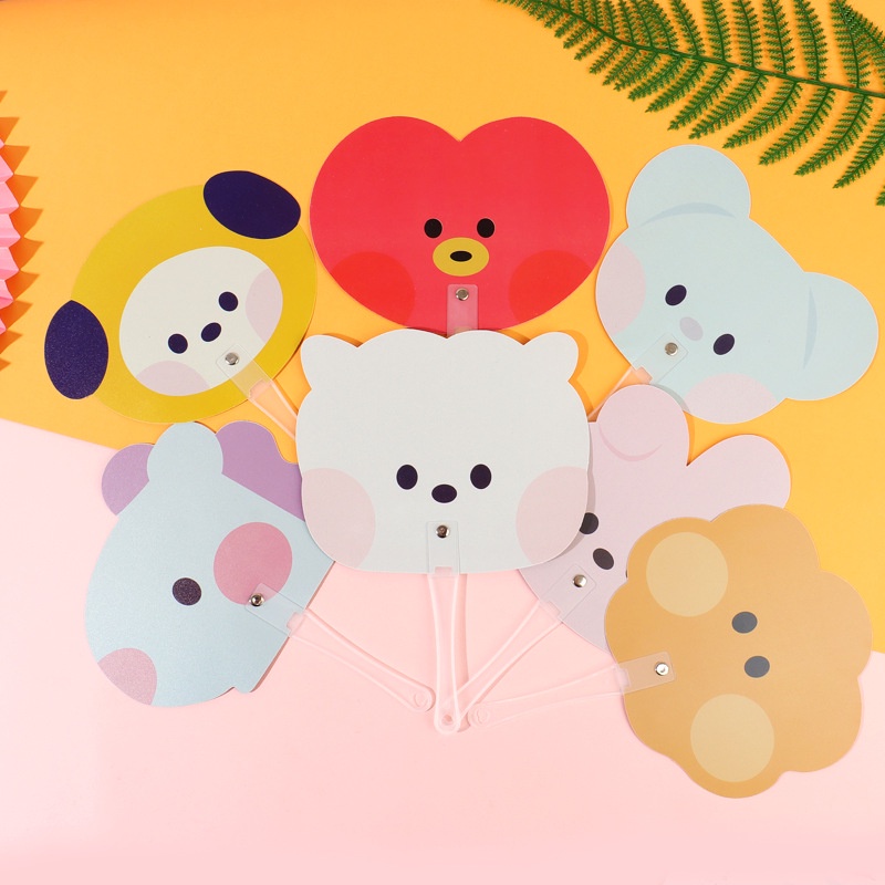 Quạt Cầm Tay Bằng Nhựa Pvc Hình Nhóm Nhạc Kpop BTS TATA Minini
