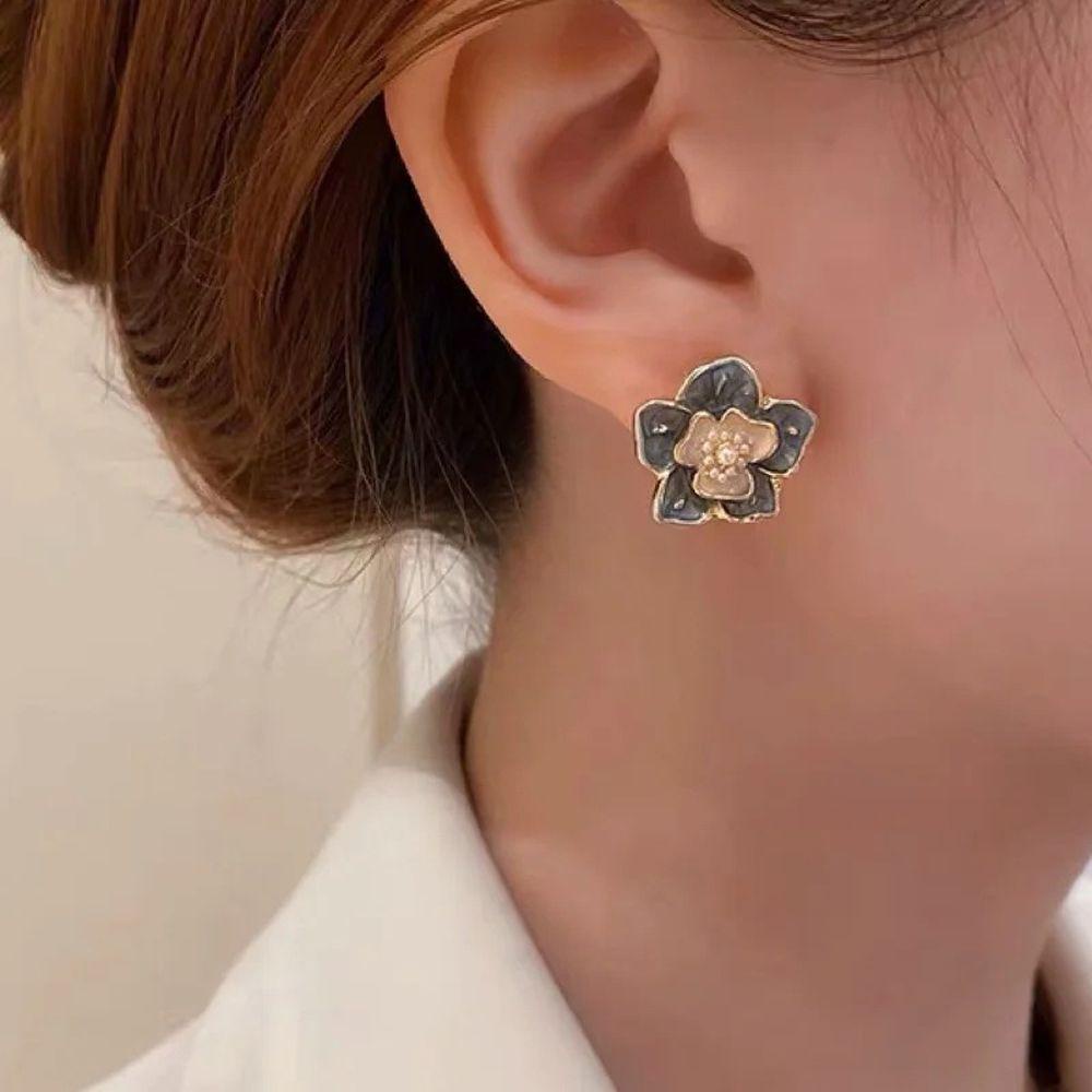 Khuyên Tai Kẹp Hình Hoa Ba Chiều Vintage Tráng Men Màu Xanh Dương Cho Nữ