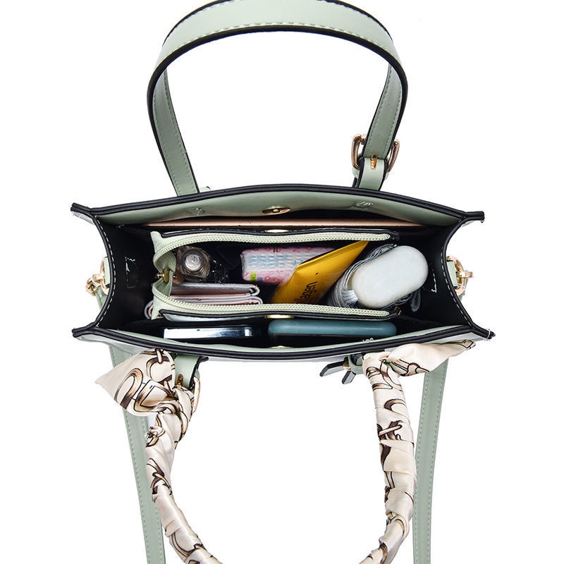 Túi xách đeo vai thiết kế đơn giản hợp thời trang