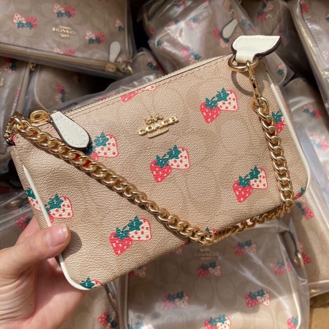 Túi kẹp nách C0ach Dâu Tây