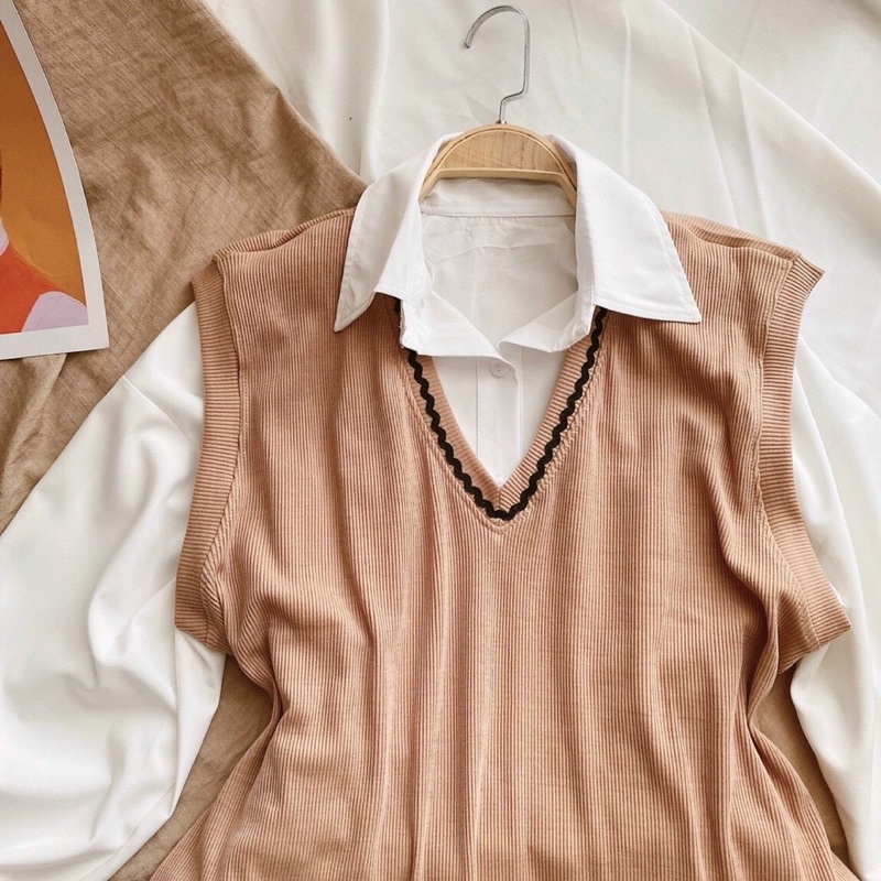 Set áo sơ mi trắng dài tay kèm chân váy nâu và áo len ghile