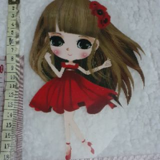 Hình ủi nhiệt búp bê tóc mây cài hoa đỏ