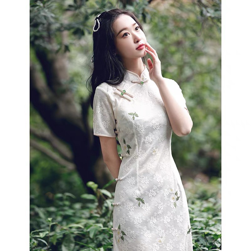 Sườn xám cách tân Trung Quốc màu trắng phối ren giá rẻ.