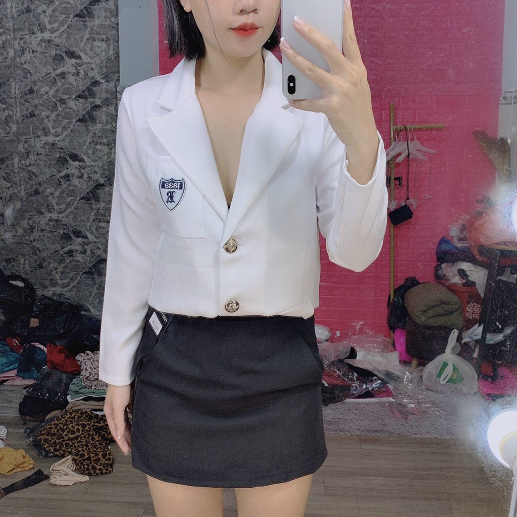 Áo khoác blazer nhẹ form dài nữ tính thêu logo | BigBuy360 - bigbuy360.vn