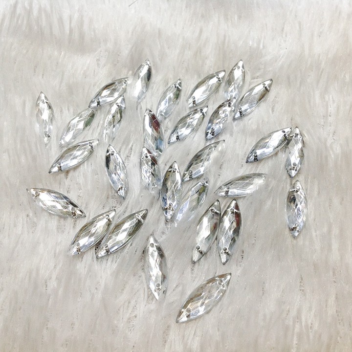 Hạt đá nhựa acrylic kết áo hình lá dài bạc ánh trắng size 2.1cm