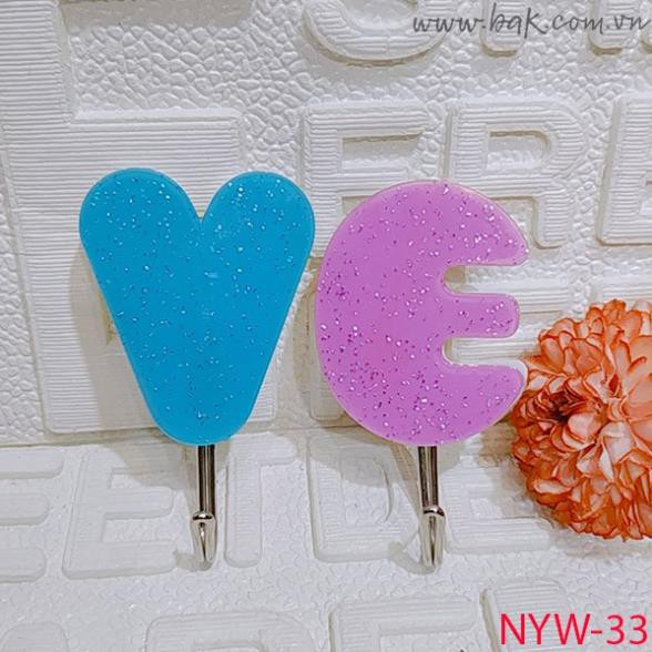 Bộ 4 móc dán tường hình chữ LOVE