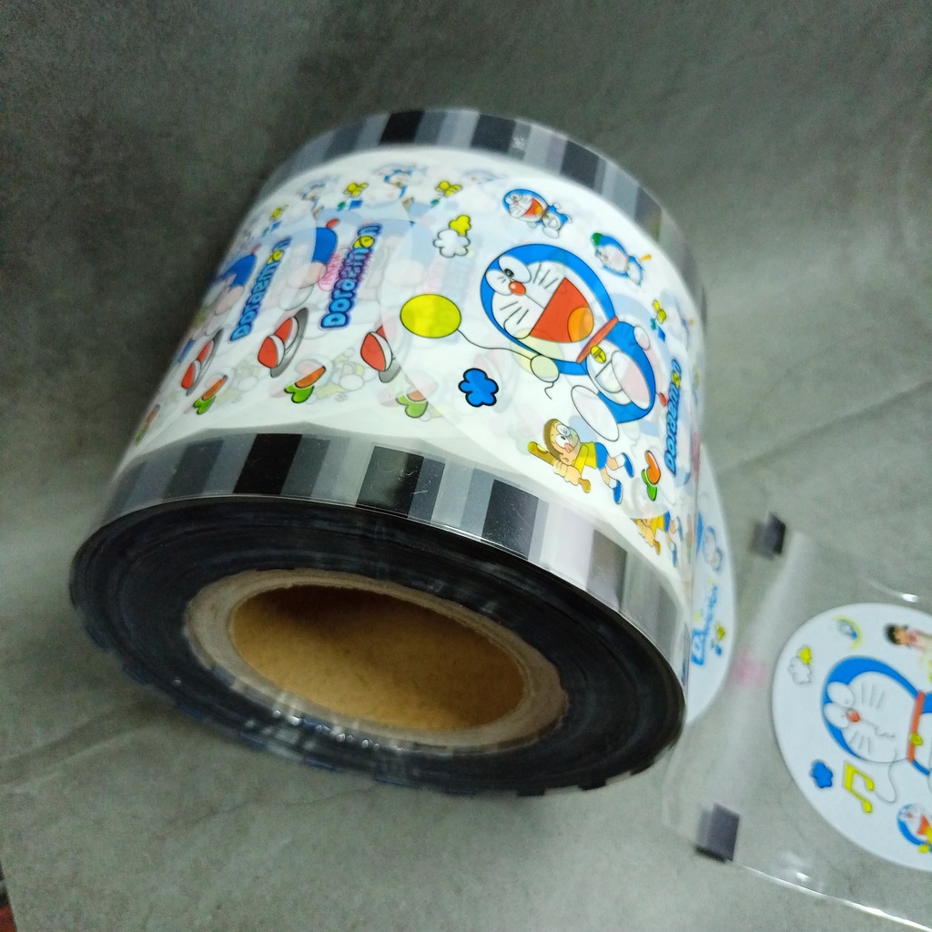 Màng dập cốc nhựa, cuộn keo ép nắp cốc nhựa, màng ép cốc in sẵn cam kết 2400 logo mẫu Doremon
