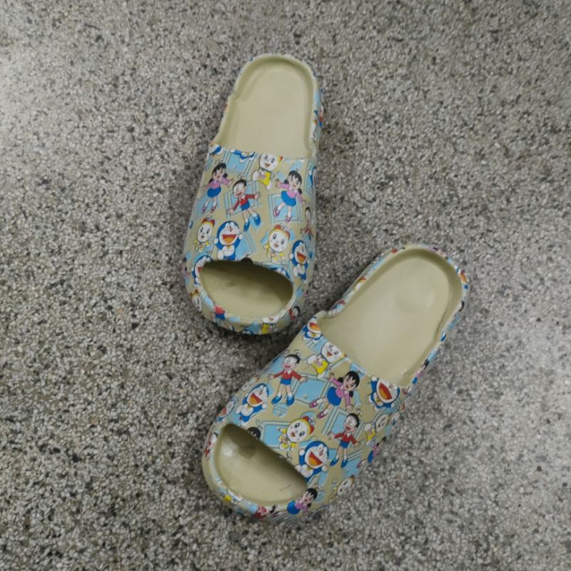 Dép bánh mì cho bé và Nữ hình Doremon.