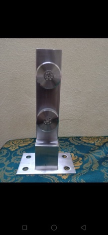 Trụ tròn lan can kính cầu thang