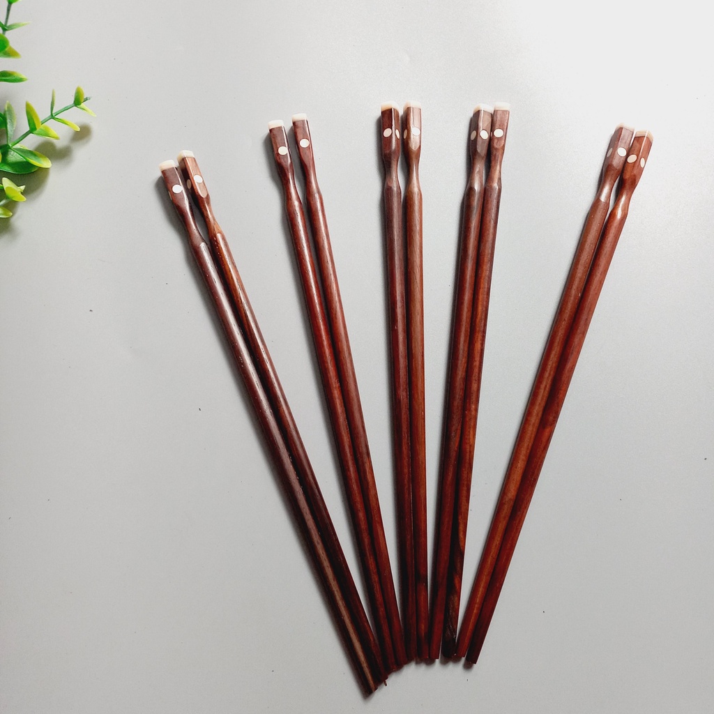 Đũa Gỗ Trắc Đỏ Xoắn Đuôi Khảm Trai Hồng 25cm Cao Cấp, An Toàn Sức Khỏe, Đũa Decor Trang Trí Của Vitrapro