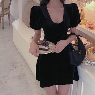 Đầm nhung hở lưng cổ v
