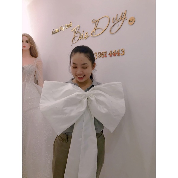 Nơ to gắn váy cưới