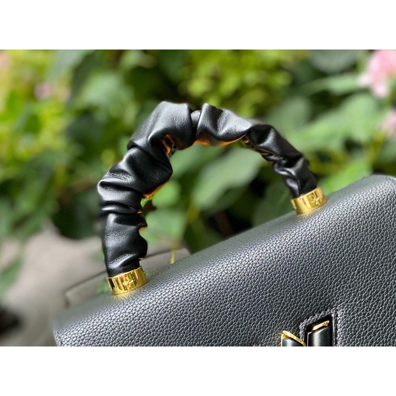 Túi đeo chéo twist handle lv
