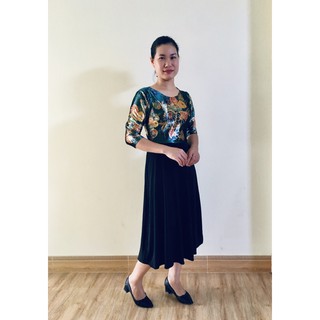 Đầm nhung phối chân xoè