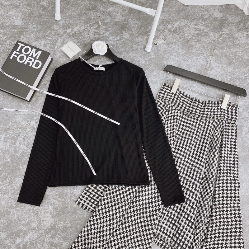 Set áo len tăm đen mix chân váy dạ tua rua | BigBuy360 - bigbuy360.vn