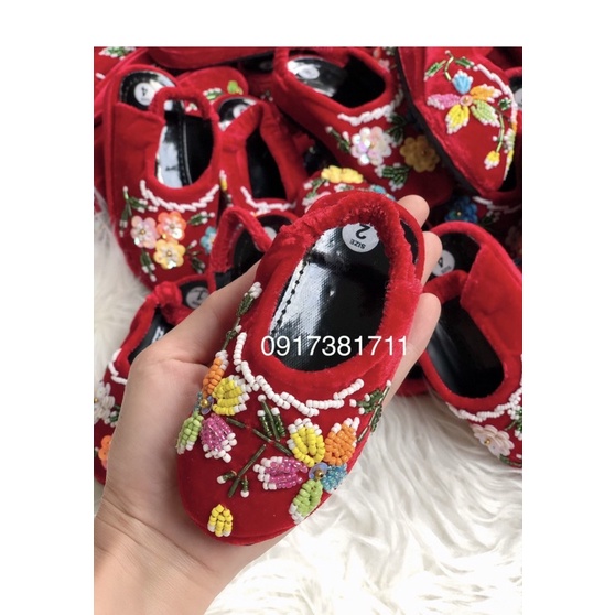 Hài nhí đỏ có quai hậu cho bé gái