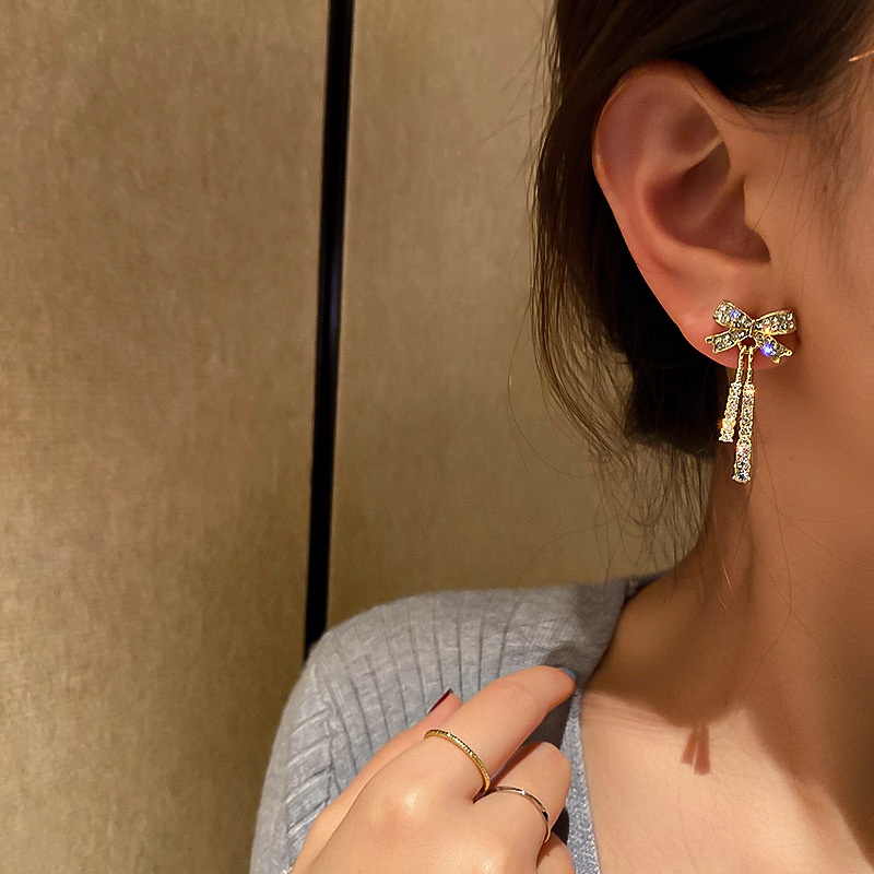 Đôi Khuyên Tai Hình Nơ Tua Rua Đính Đá Thời Trang Hàn Quốc Cho Nữ