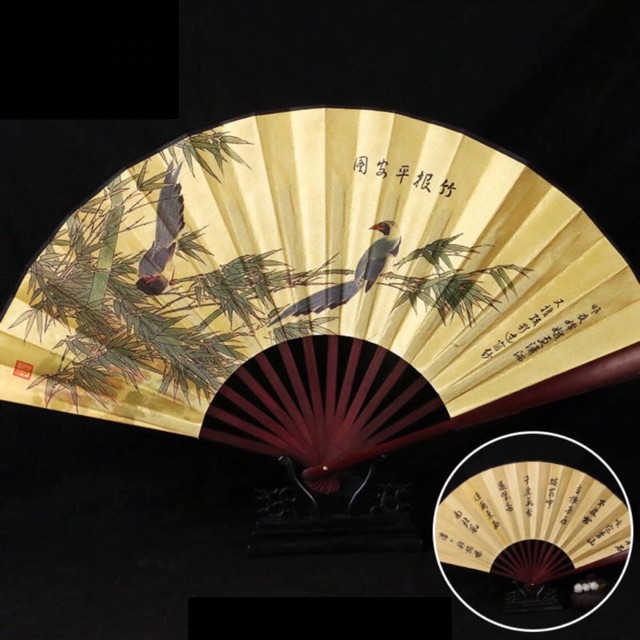 Quạt xếp cổ trang màu vàng