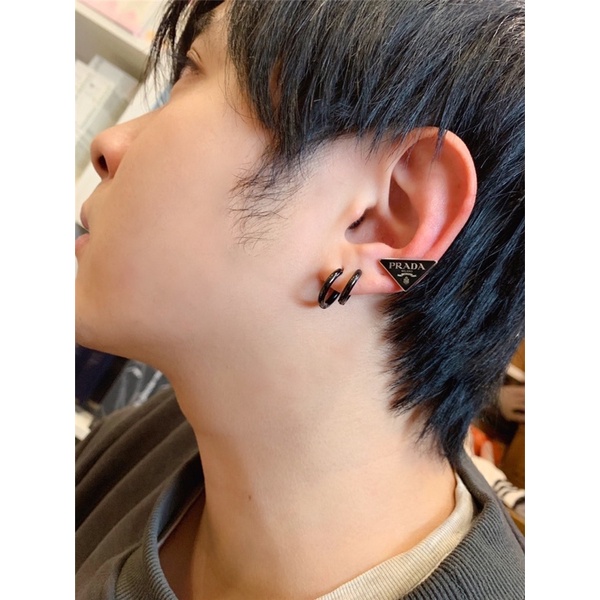 Khuyên tai P R A D A hót trend.khuyên kim loại hót