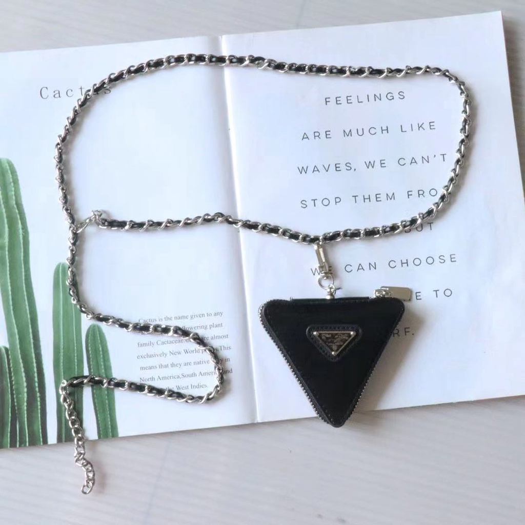 Túi đeo hông hình tam giác màu trơn phối dây xích phong cách thời trang âu mỹ dành cho nữ