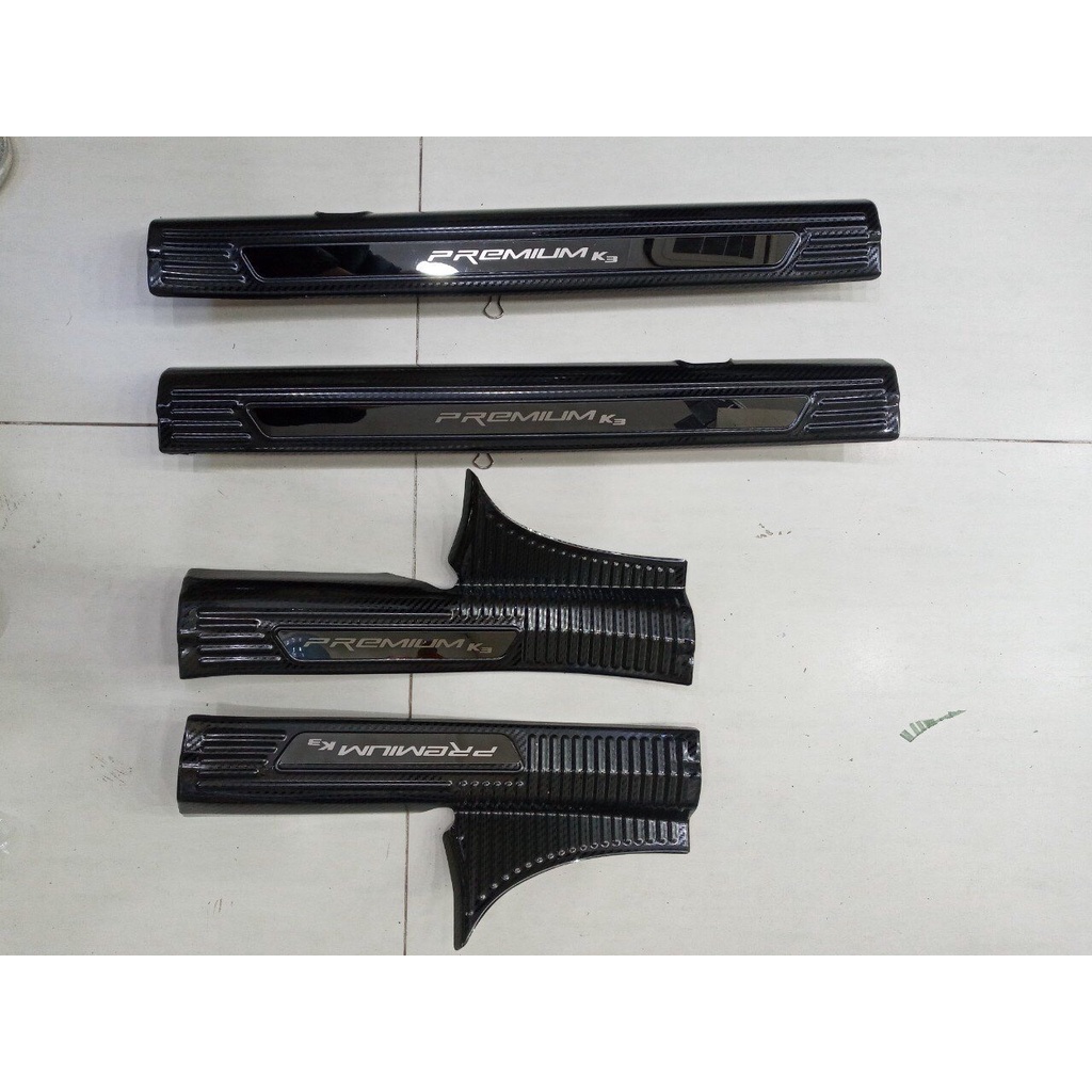 Ốp bậc cửa, Nẹp bước chân trong ngoài xe Kia K3 2021-2022 – Cacbon (hàng cao cấp) tặng keo trợ dính