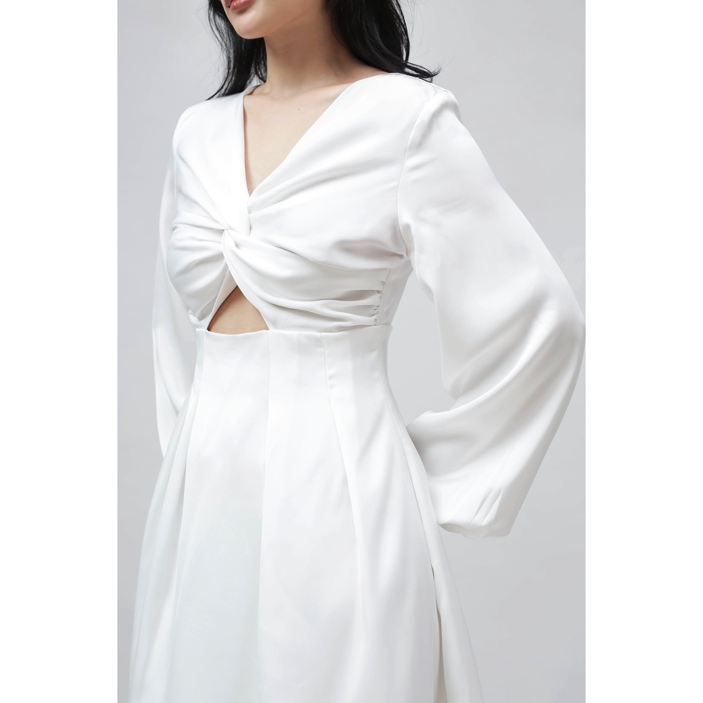 DETALY - Đầm chéo ngực tay dài dáng xòe Ruft màu trắng D25022