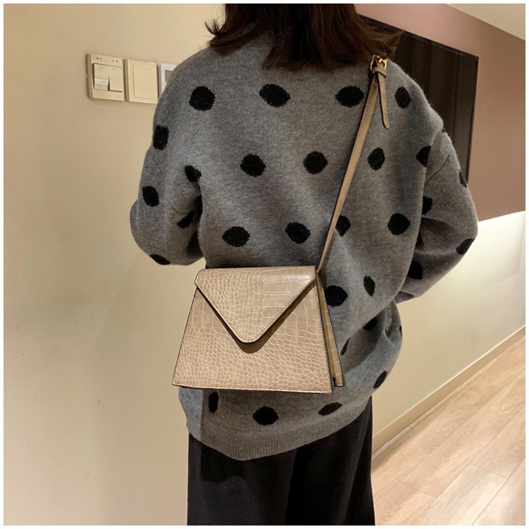 Túi đeo chéo vân da cát xấu nắm cắt V cá tính H022