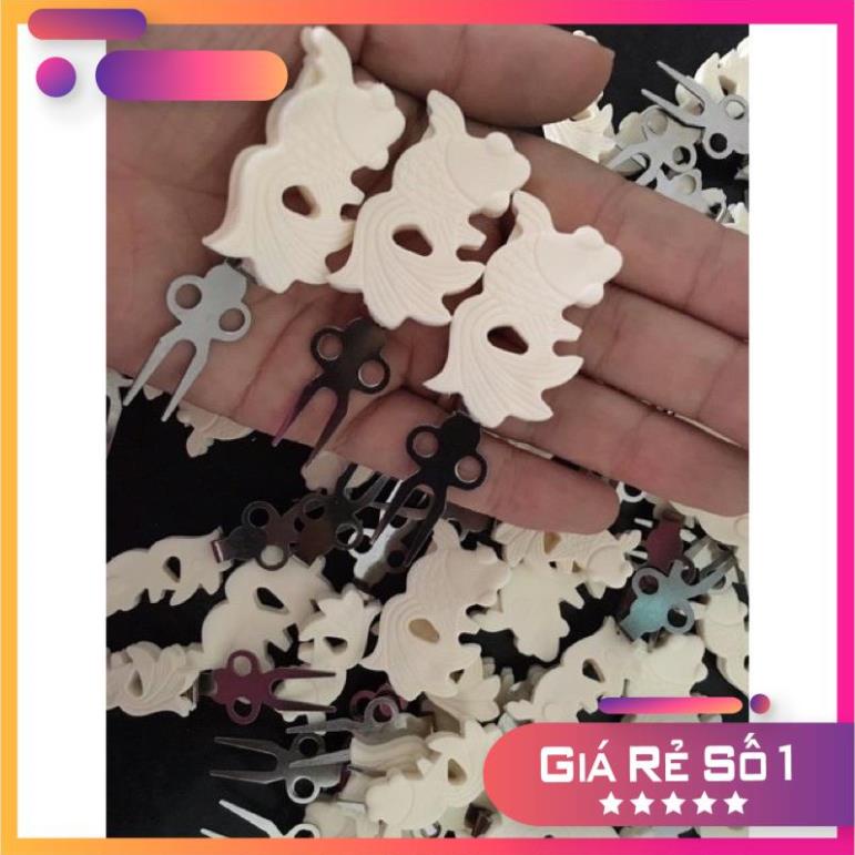 Xiên chuối nhựa