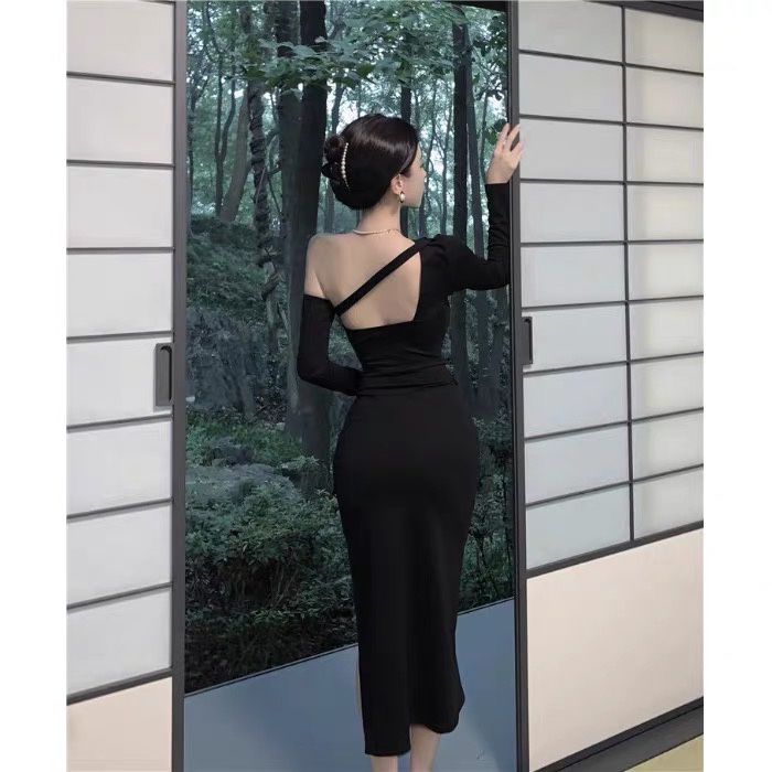 Đầm midi dài tay lệch vai xẻ tà đen sang trọng gợi cảm