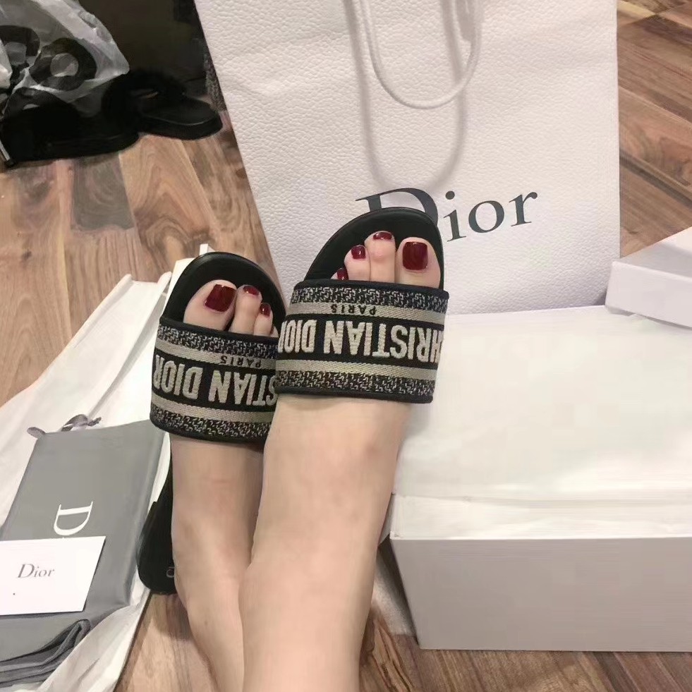 Xăng đan Gót Dày Thêu Chữ Nhiều Màu Sắc Cho Nữ