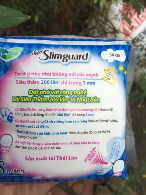 BĂNG VỆ SINH BAN ĐÊM LAURIER SUPER SLIMGUARD 1mm 30cm 8 miếng