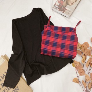 Set đầm yếm caro đỏ và áo pull đen
