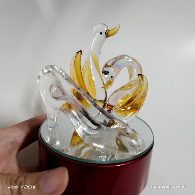 Đèn trang trí hình thiên nga bằng thủy tinh